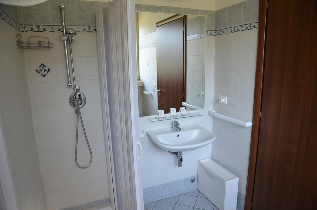 Casa Per Ferie Cardinal G. Guarino Bed & Breakfast Rome Room photo
