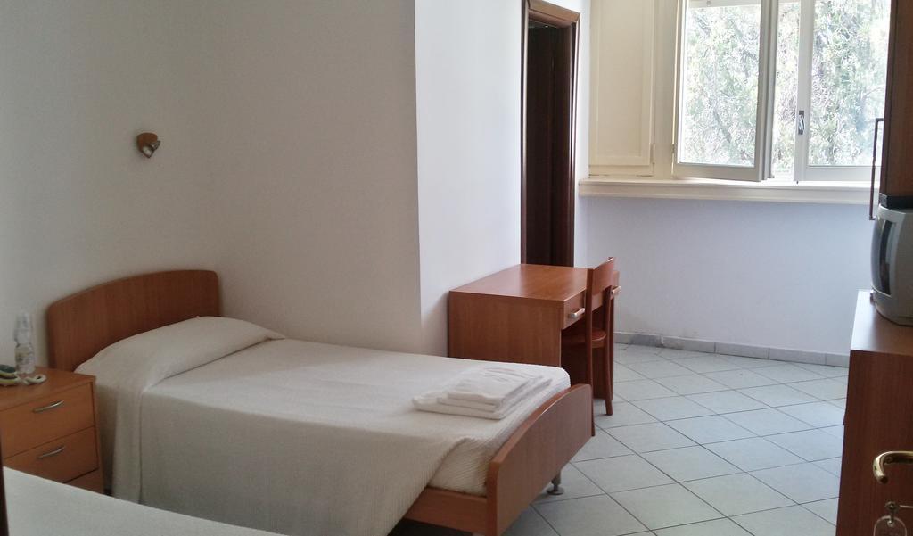 Casa Per Ferie Cardinal G. Guarino Bed & Breakfast Rome Room photo